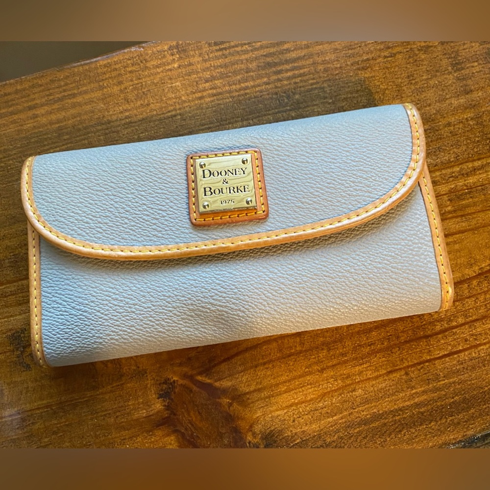 Dooney & Bourke Ladies Leather Wallet. Lightly used.